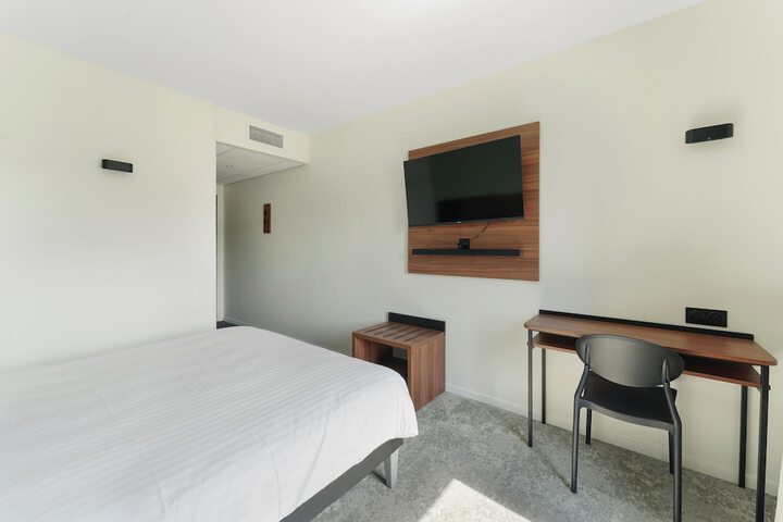 Room 6 of 28