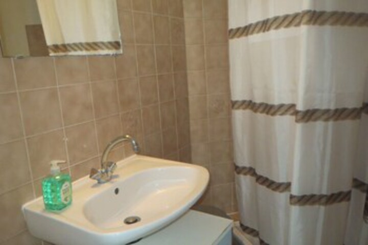 Room 6 of 65