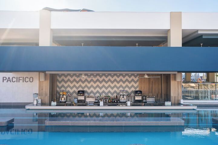 Swim-up bar