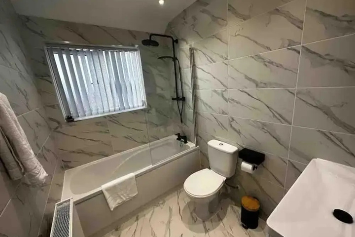 Room 6 of 12