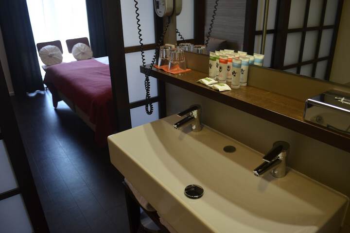 Room 16 of 27