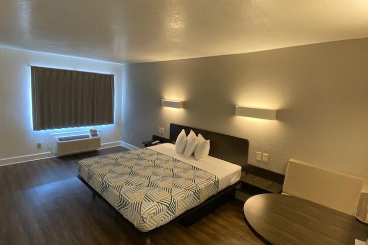 1 King Bed (8 of 10)