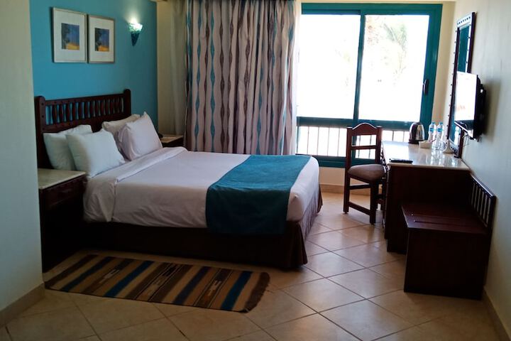 Room 17 of 142