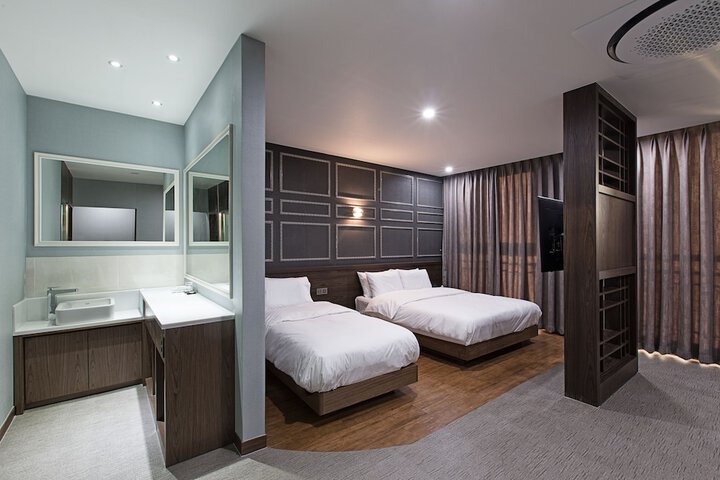 Room 13 of 54
