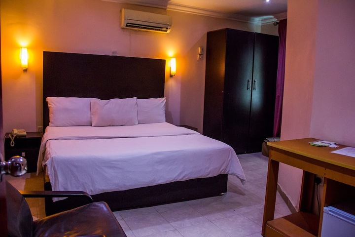 Room 9 of 38