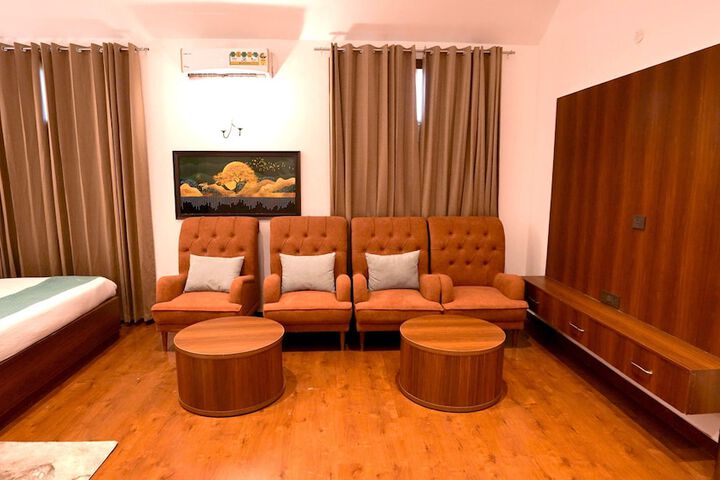 Room 12 of 27