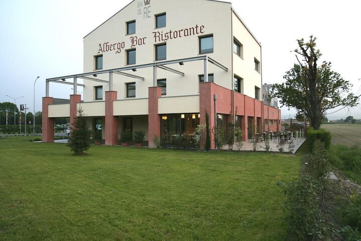 Hotel Exterior 35 of 35