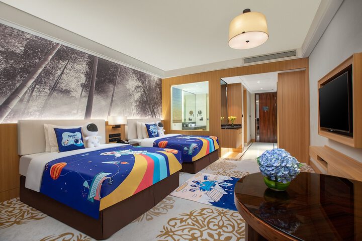 Room 18 of 170