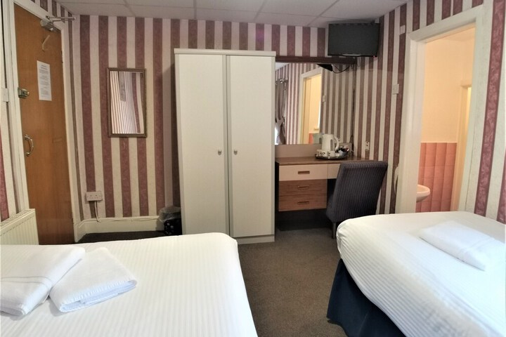 Room 33 of 102