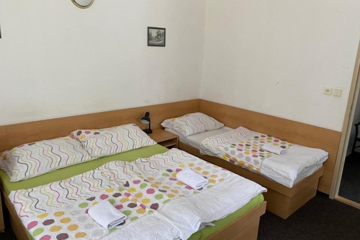 Room 8 of 33