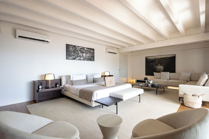 Room 43 of 210