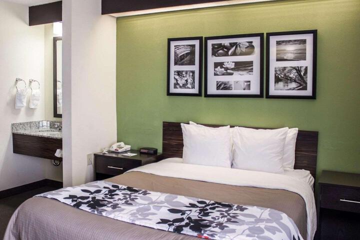 1 Queen Bed (2 of 8)