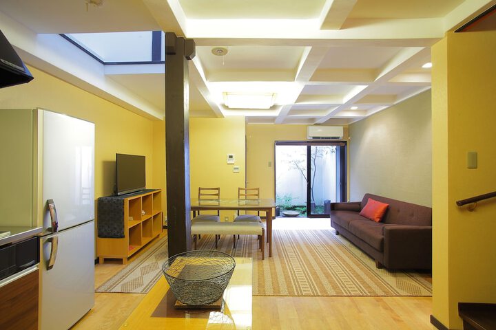 Room 5 of 18