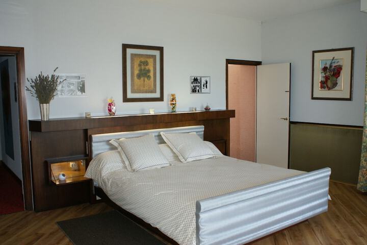 Room 2 of 38