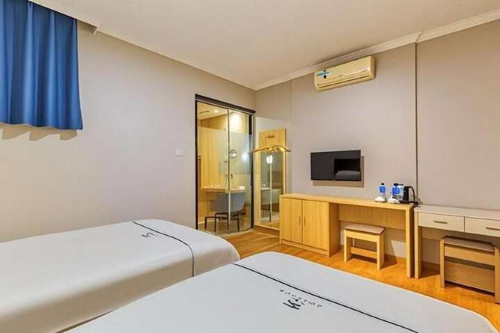 Room 17 of 34