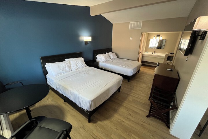 1 Queen Bed Mobility Accessible (30 of 35)