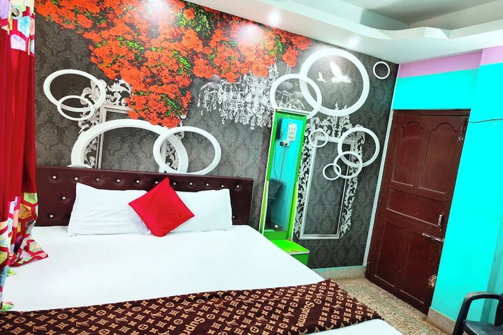 Room 6 of 18