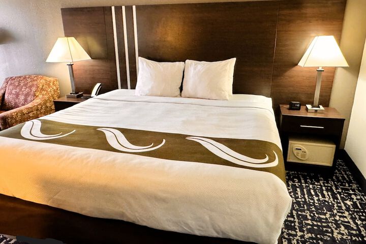 1 King Bed (2 of 13)