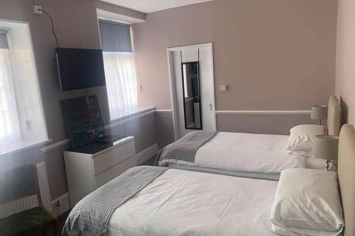 Room 6 of 10