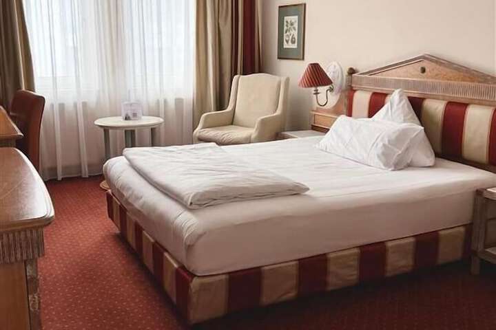Room 42 of 233