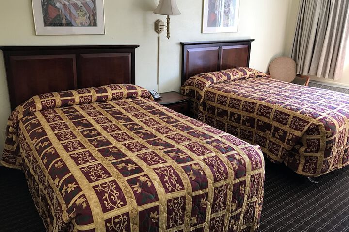 2 Double Beds (7 of 9)