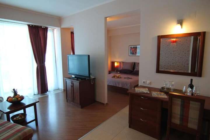 Room 3 of 27