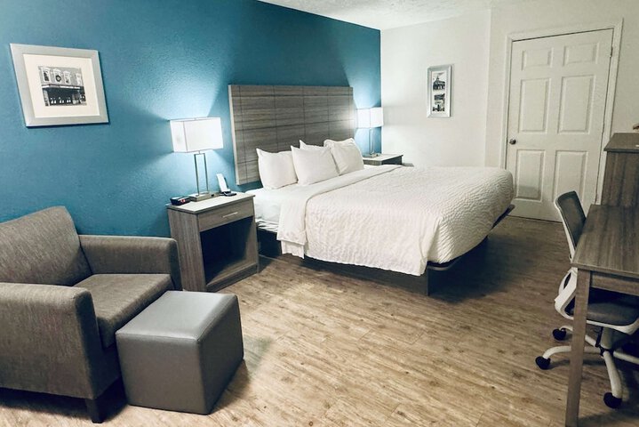 1 King Bed (3 of 3)