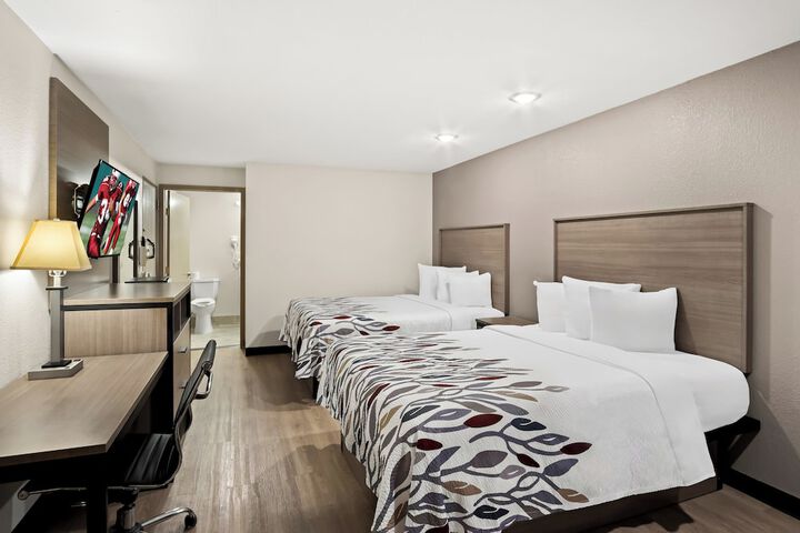 Deluxe 2 Queen Beds (6 of 9)