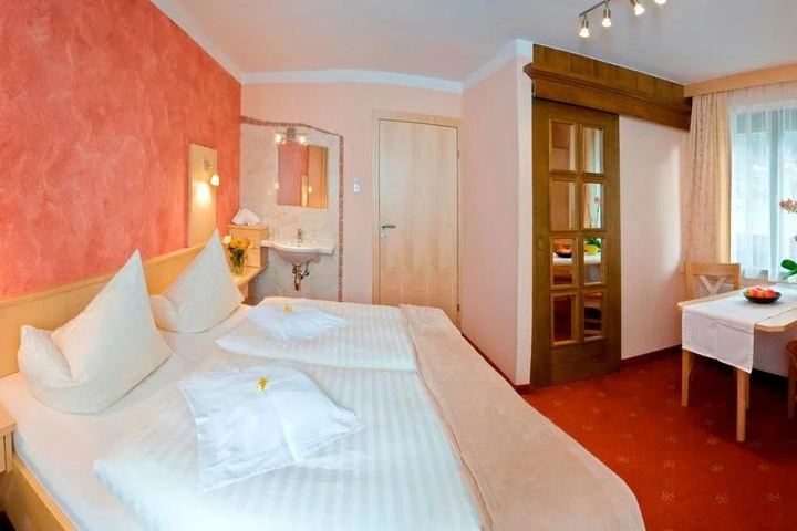 Room 4 of 11