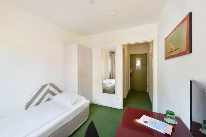 Room 6 of 49