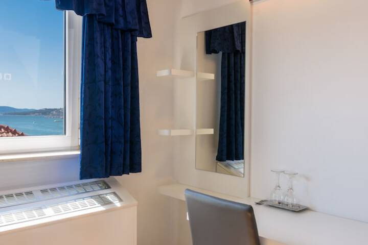 Room 32 of 132