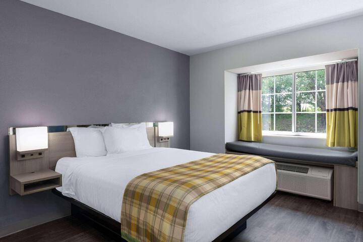 1 Queen Bed Accessible Room (11 of 11)