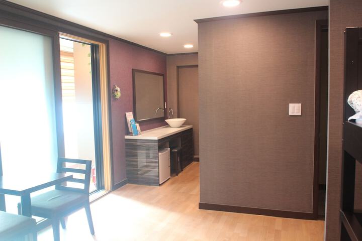 Room 5 of 77