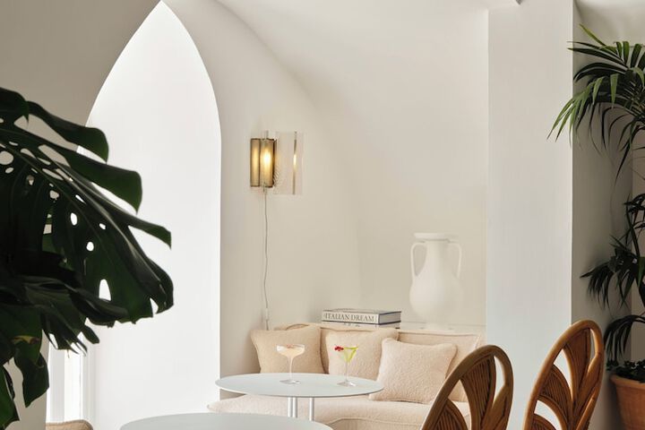 Lounge 102 of 136