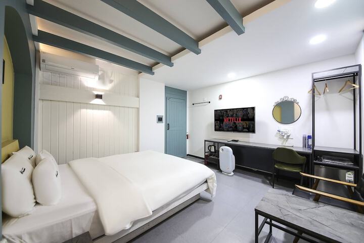 Room 4 of 27