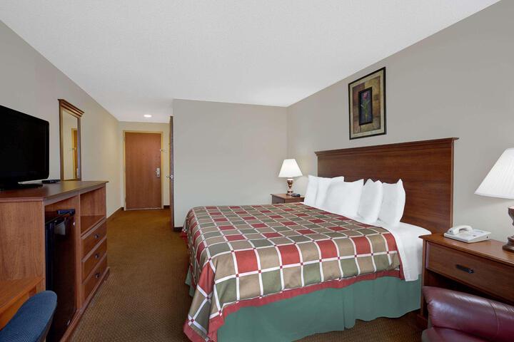 1 King Bed Bathtub Accessible (5 of 10)