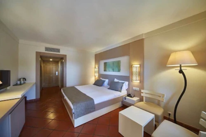 Room 10 of 83