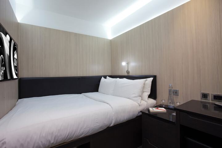 Room 5 of 28