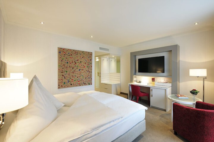 Room 10 of 77