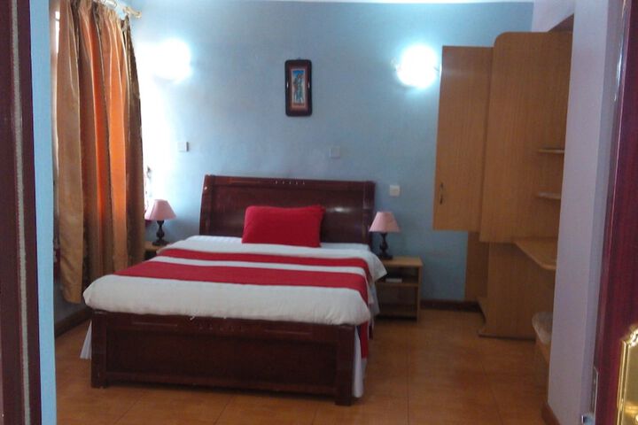 Room 4 of 16
