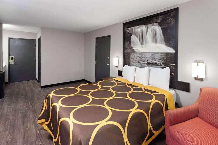 1 King Bed (3 of 17)