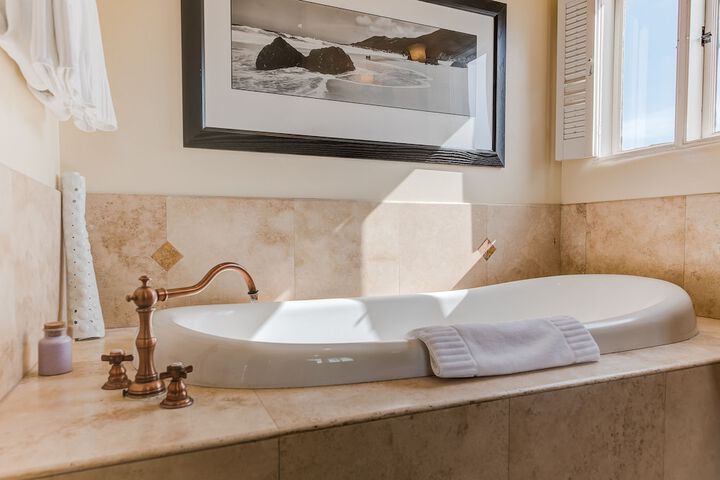 Deep soaking bathtub