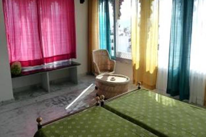 Room 4 of 9
