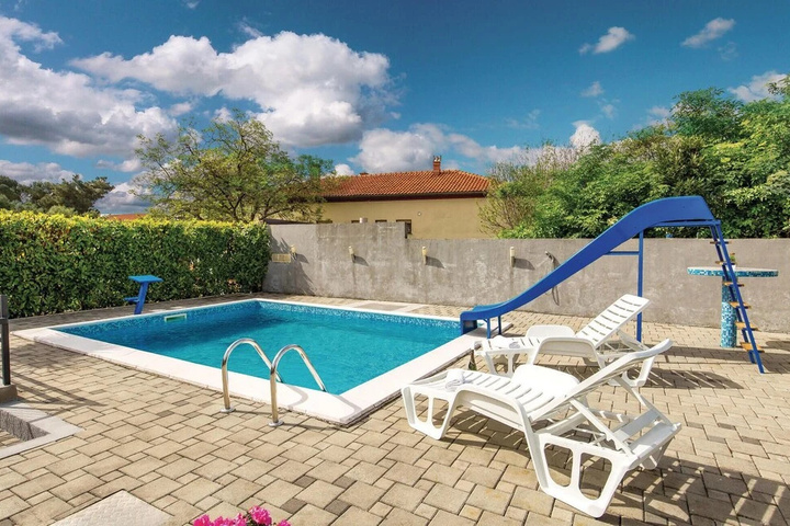 Pool 11 of 25