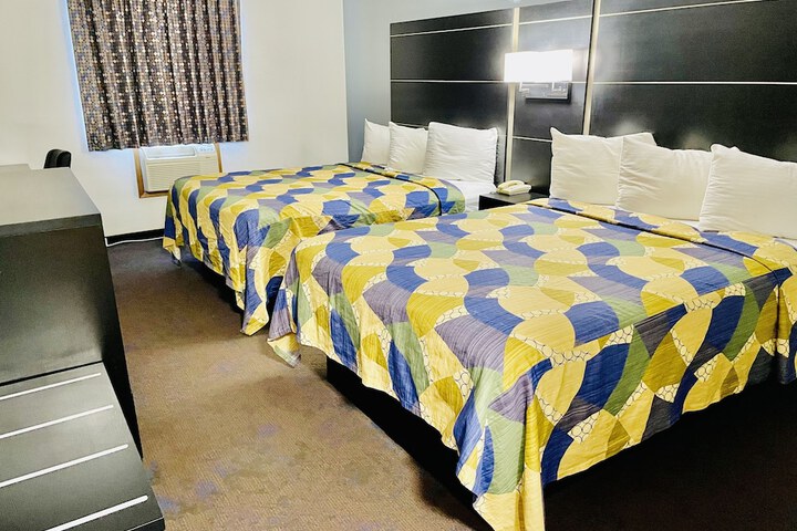 Quadruple Queen Bed (5 of 6)