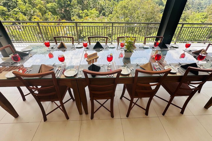 Dining 37 of 49