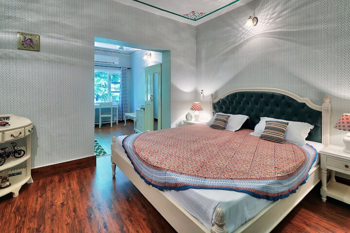 Room 9 of 38