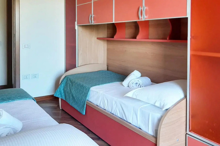 Room 5 of 18