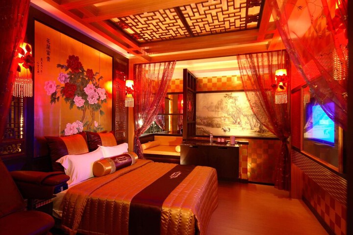 Room 8 of 33