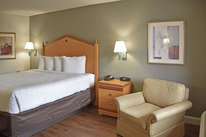 1 King Bed (12 of 15)